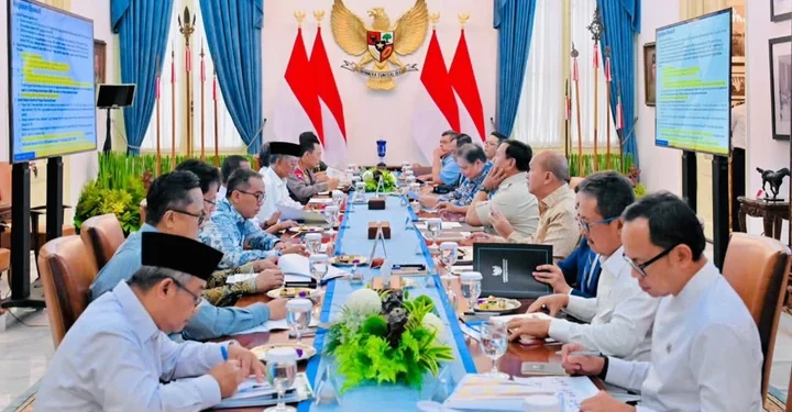 Prabowo Kumpulkan Menteri, Bahas Nataru hingga Bencana di Sumatera