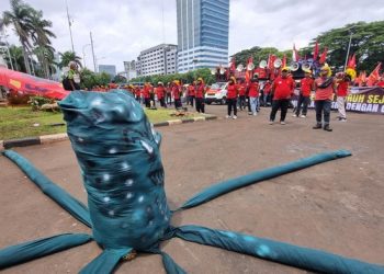 Gurita, Jaipong, dan Teriakan Kenaikan Upah: Warna Aksi Buruh di DPR RI