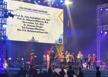 Menteri HAM Natalius Pigai Anugerahkan Enam Tokoh HAM pada Hari HAM Sedunia ke-77