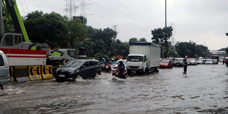 Banjir Jakarta Mulai Surut, 114 RT dan 15 Ruas Jalan Masih Tergenang