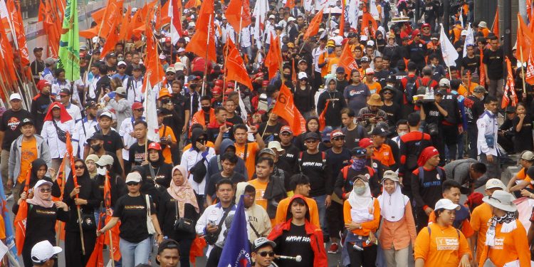 Buruh Geruduk Jakarta, Tuntut UMP 2026 Naik Jadi Rp 5,89 Juta